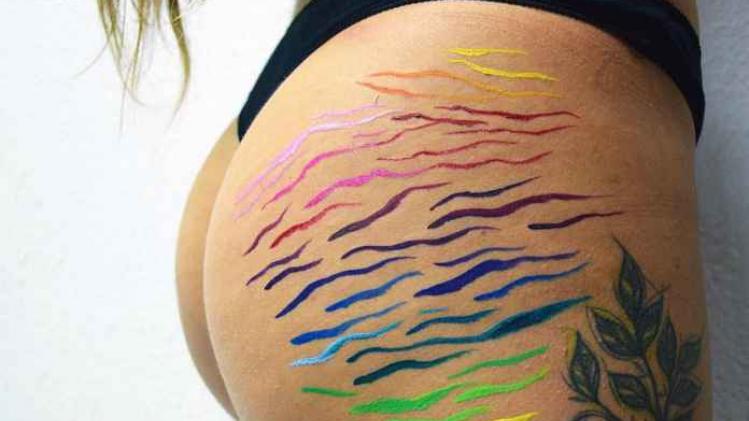 Vrouw maakt kunstwerken van billen met striemen